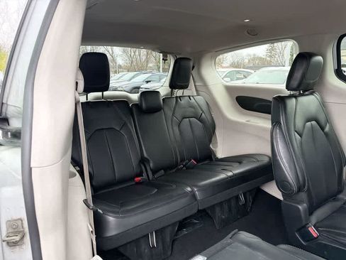 Used 2024 Chrysler Pacifica Touring-L FWD image 25