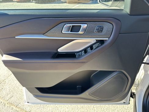 Used 2025 Ford Explorer Platinum image 28