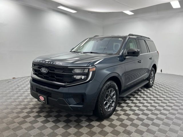 Used 2025 Ford Expedition Active AWD/4WD image 2