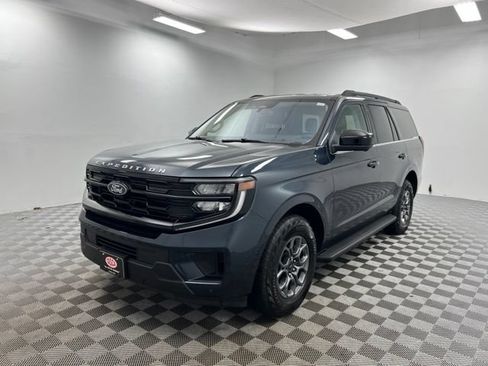 Used 2025 Ford Expedition Active AWD/4WD image 2