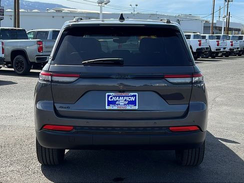 Used 2023 Jeep Grand Cherokee Altitude AWD/4WD image 6
