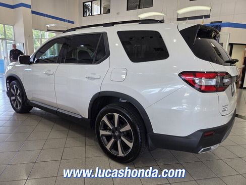 Used 2025 Honda Pilot Touring image 6