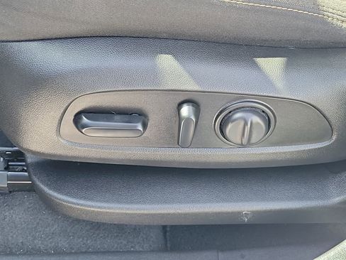 Used 2019 Chevrolet Equinox LT FWD image 16