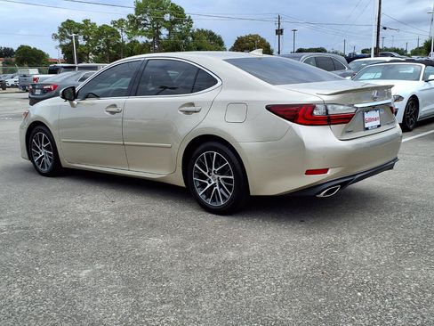 Used 2017 Lexus ES 350 w/ Luxury Package FWD image 3