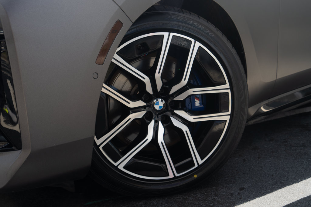 Used 2024 BMW i7 xDrive60 AWD/4WD image 3