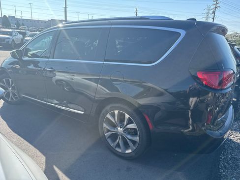 Used 2017 Chrysler Pacifica Limited w/ UConnect Theater Package FWD image 10
