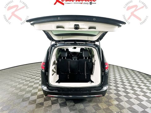 Used 2023 Chrysler Pacifica Touring-L image 30