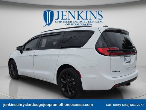 Used 2024 Chrysler Pacifica Limited AWD/4WD image 6