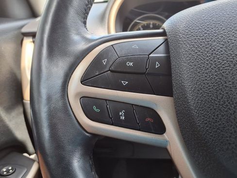 Used 2017 Jeep Cherokee Latitude w/ Cold Weather Group image 19