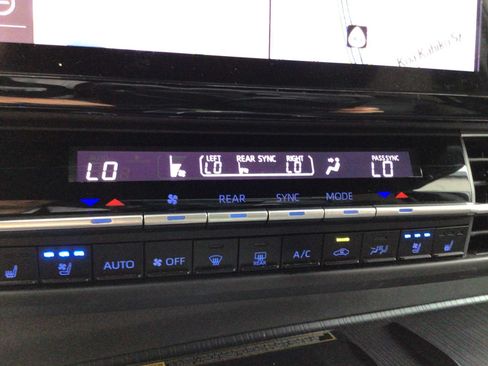 Used 2024 Toyota Sienna XSE FWD image 20