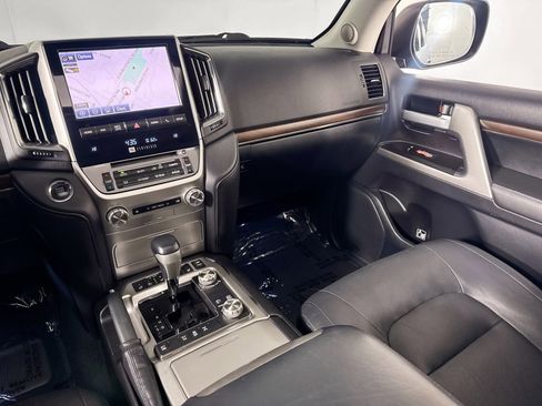 Used 2017 Toyota Land Cruiser image 31