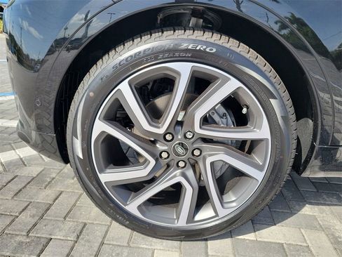 New 2025 Land Rover Discovery Dynamic SE image 12