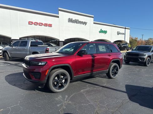 New 2025 Jeep Grand Cherokee Altitude image 3