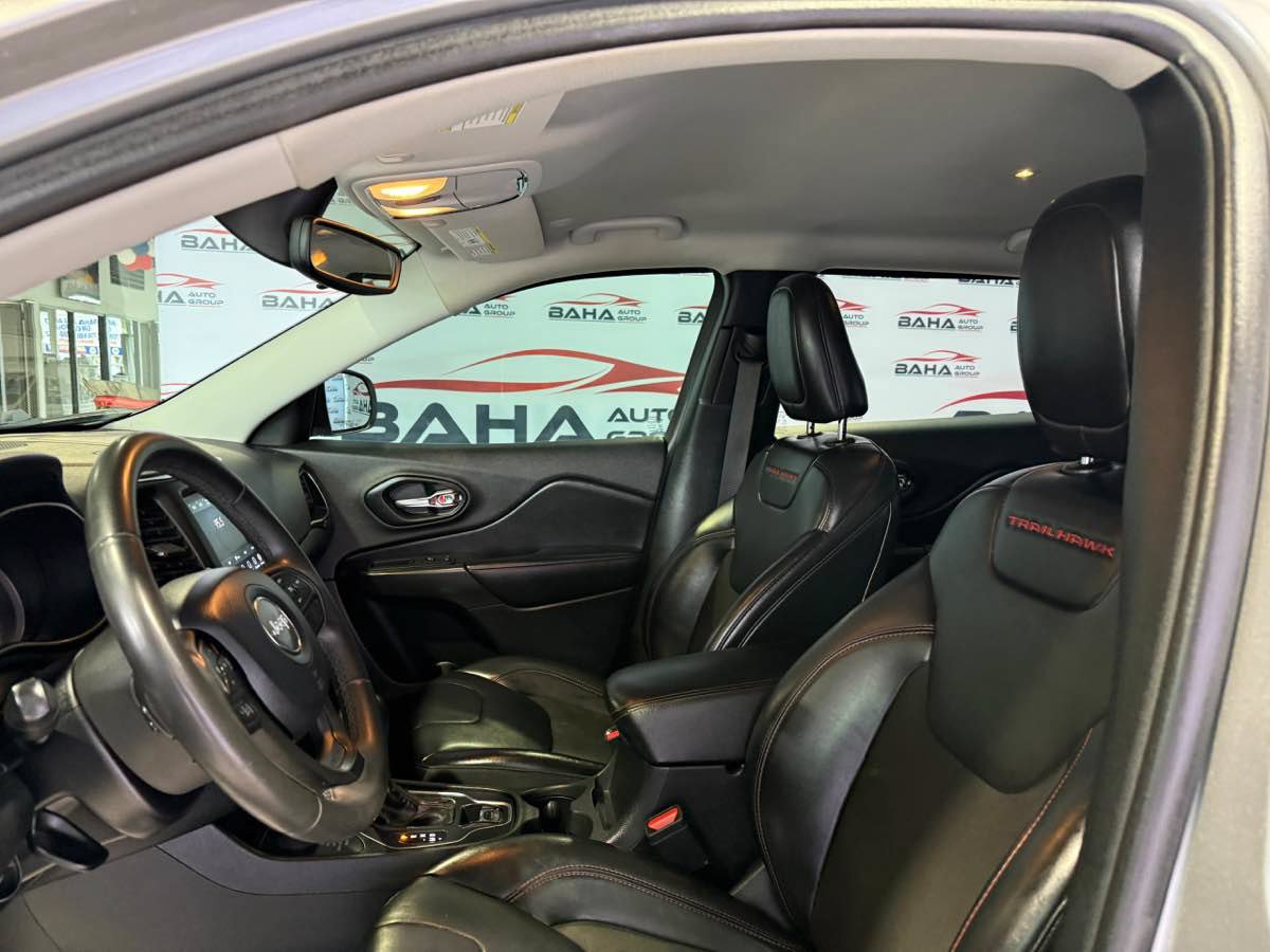 Used 2020 Jeep Cherokee Trailhawk AWD/4WD image 33