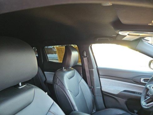 Used 2023 Jeep Compass Latitude image 13