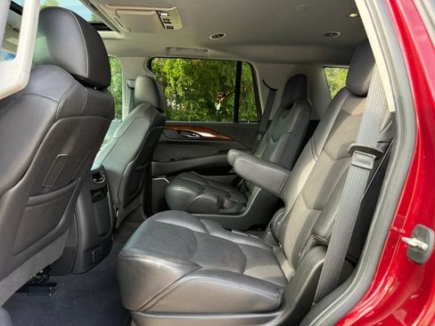 Used 2020 Cadillac Escalade Premium Luxury RWD image 13