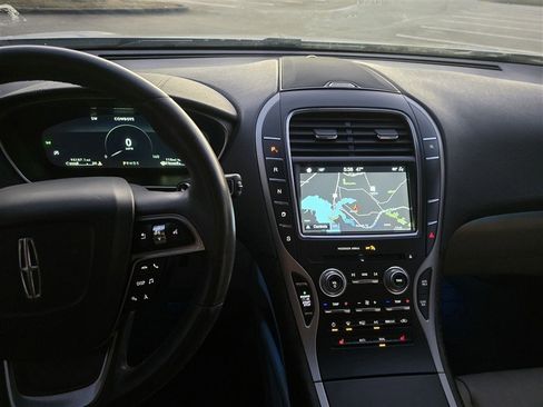 Used 2019 Lincoln Nautilus Select image 11