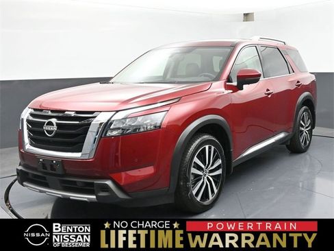 Used 2025 Nissan Pathfinder Platinum image 1