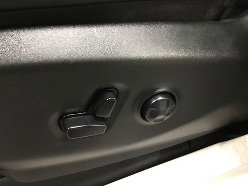 Used 2023 Chrysler Pacifica Limited image 8