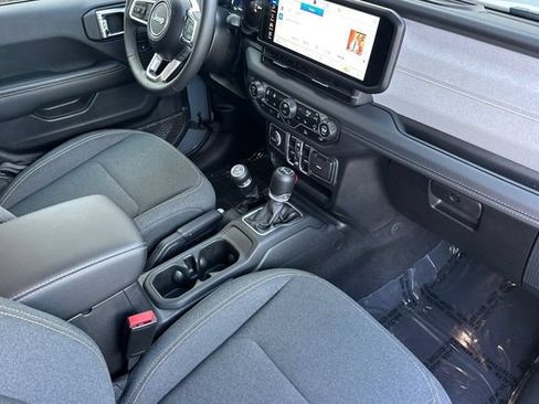 Used 2025 Jeep Wrangler Unlimited Sahara AWD/4WD image 18