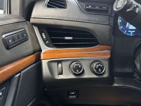Used 2019 Cadillac Escalade Premium Luxury image 17
