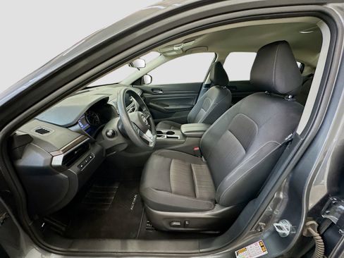 Used 2025 Nissan Altima 2.5 SV FWD image 13