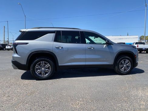 Used 2025 Chevrolet Traverse LT FWD image 5