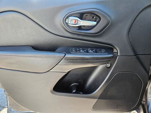 Used 2015 Jeep Cherokee Trailhawk AWD/4WD image 14