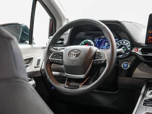Certified 2024 Toyota Sienna Limited image 16