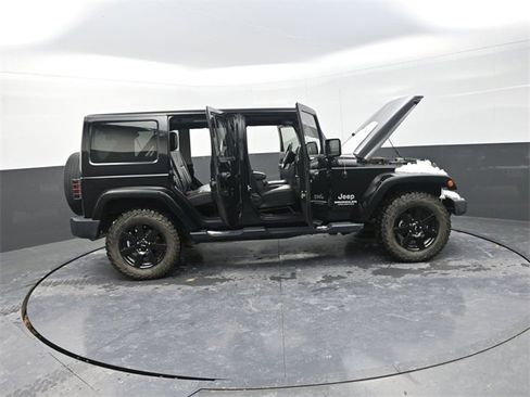 Used 2015 Jeep Wrangler Unlimited Sahara image 42
