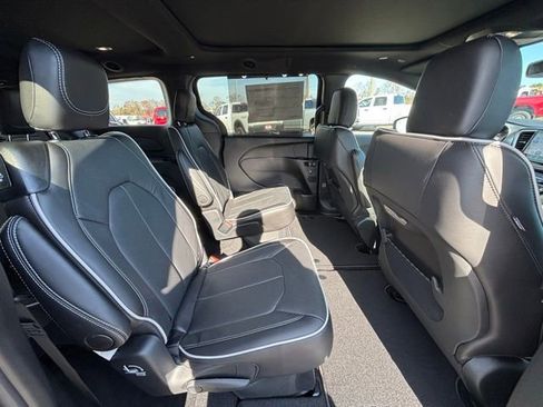 New 2026 Chrysler Pacifica Limited w/ S Appearance Package image 9