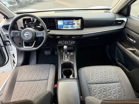Used 2025 Nissan Kicks SV AWD/4WD image 19
