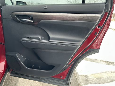 Used 2021 Toyota Highlander Platinum image 16