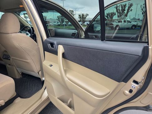 Used 2013 Toyota Highlander FWD image 12
