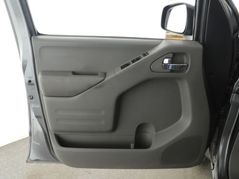 Used 2016 Nissan Frontier SV image 8