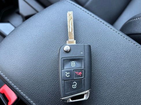 Used 2020 Volkswagen Tiguan SE w/ Panoramic Sunroof Package image 37