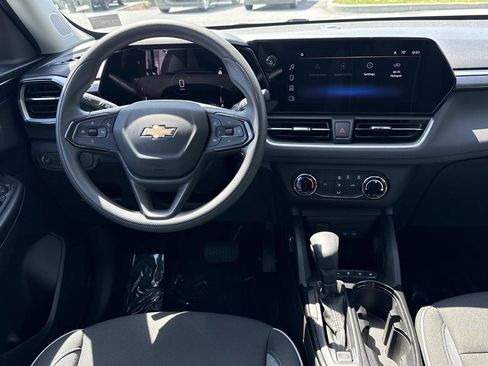 Used 2025 Chevrolet TrailBlazer LS w/ LS Confidence Package FWD image 3