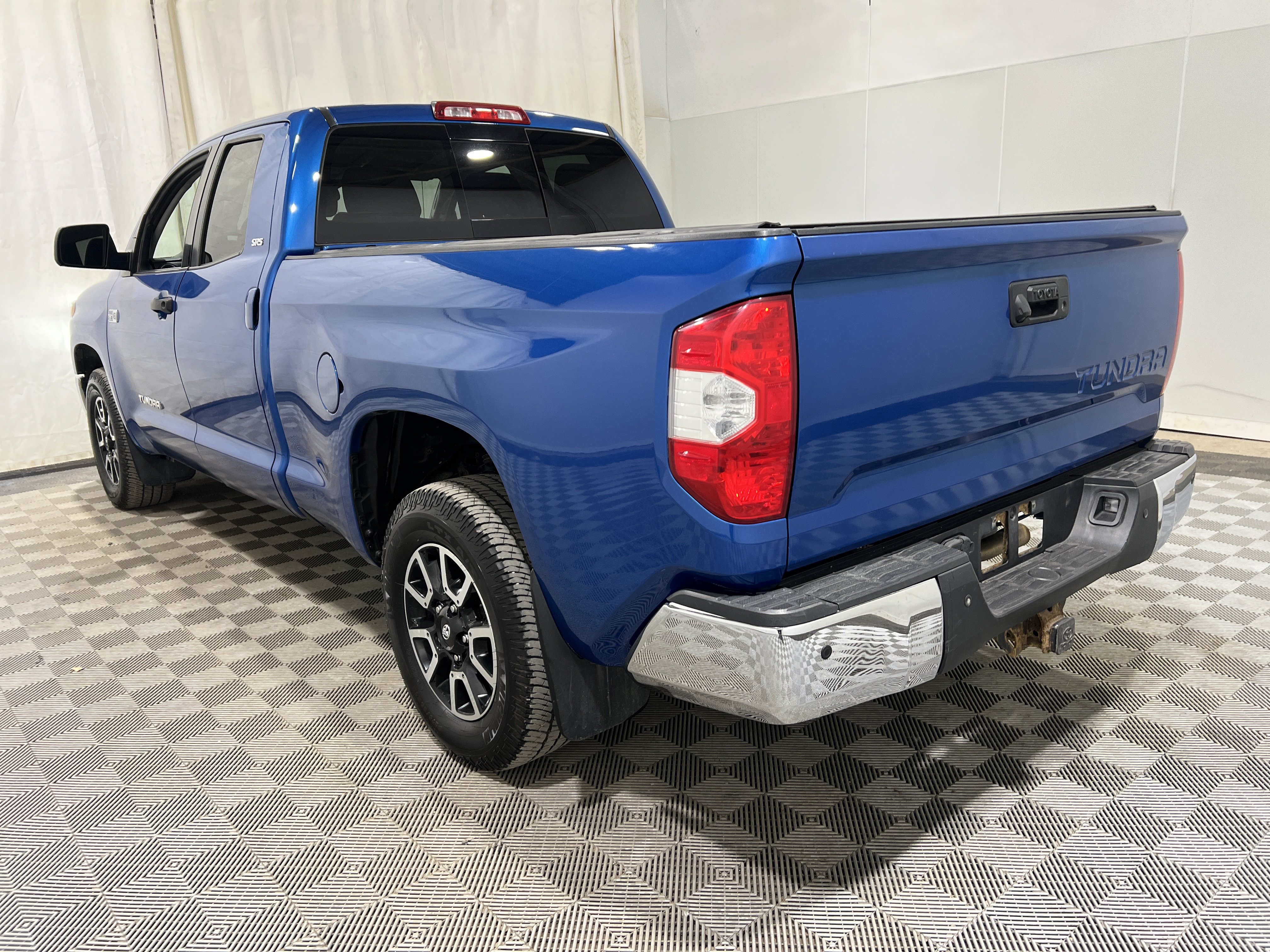 Used 2018 Toyota Tundra SR5 AWD/4WD image 2