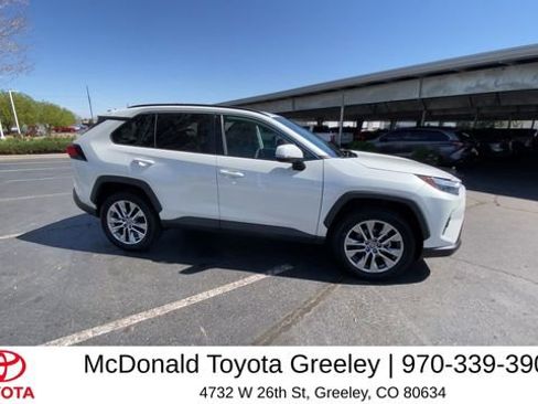 Used 2022 Toyota RAV4 XLE Premium image 9