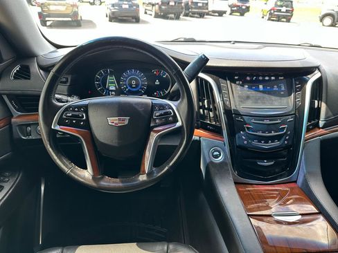 Used 2019 Cadillac Escalade Luxury AWD/4WD image 3