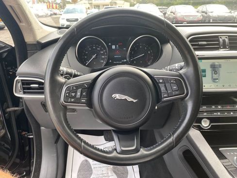 Used 2020 Jaguar F-PACE Premium image 15
