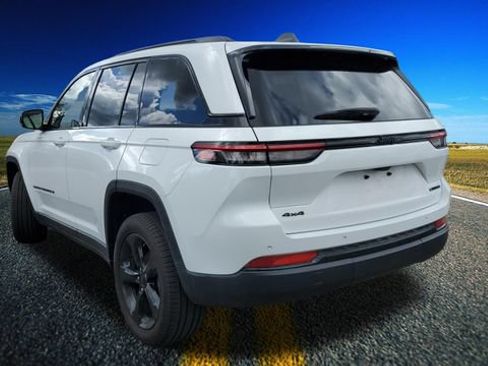 Certified 2023 Jeep Grand Cherokee Limited w/ Black Appearance Package AWD/4WD image 2
