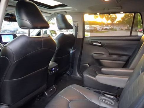 Used 2023 Toyota Highlander XLE FWD image 5