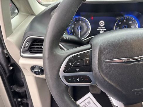 Used 2023 Chrysler Pacifica Touring-L image 17