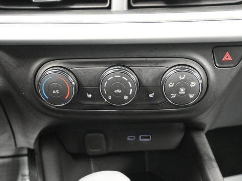 Used 2025 Chevrolet Trax RS image 31