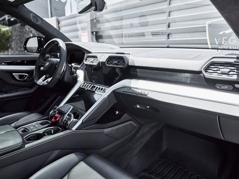Used 2022 Lamborghini Urus AWD/4WD image 40