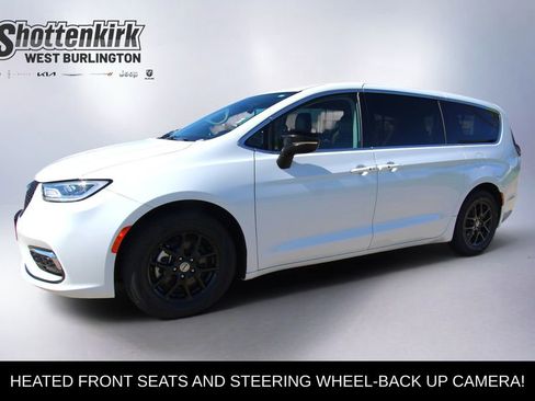 Used 2024 Chrysler Pacifica Touring-L FWD image 1