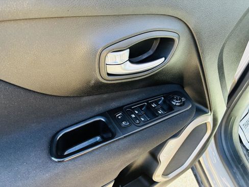 Used 2016 Jeep Renegade Latitude image 30