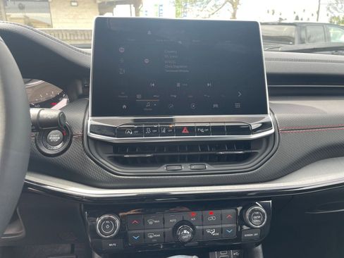 Used 2025 Jeep Compass Trailhawk image 20