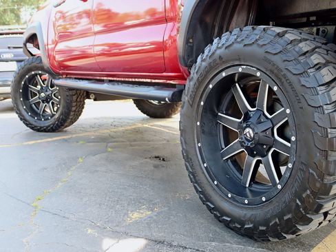 Used 2017 Toyota Tacoma TRD Off-Road AWD/4WD image 16